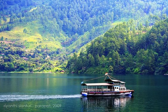 Menyusuri Keindahan Danau Toba dengan Kapal Wisata