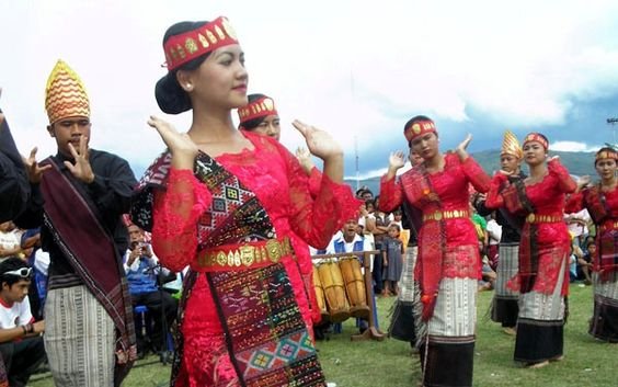 Pertunjukan Tari Tor-Tor: Merasakan Magisnya Tradisi Batak di Lokasi Terbaik