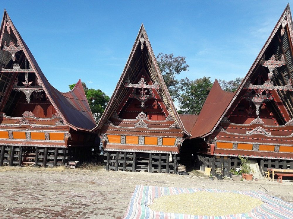 Menelusuri Sejarah dan Kehidupan di Rumah Bolon